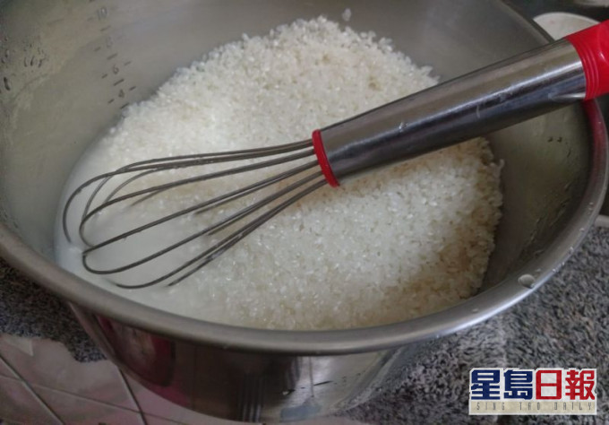 女网民妈妈教她「用打蛋器洗米」,等到长大后她才懂妈妈的用心。Facebook图片