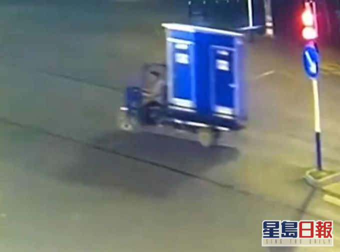 一名女子駕車偷走流動廁所。網圖