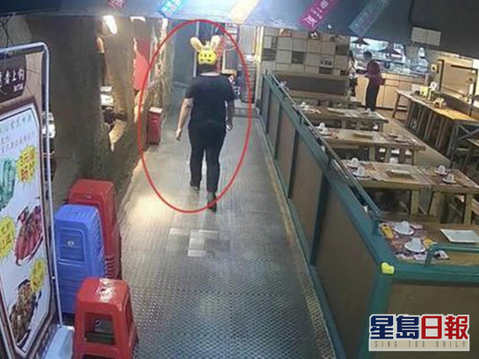 張某偷美團外賣的制服和頭盔。網圖