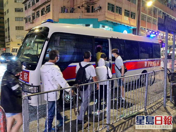 警方昨日在元朗捣破一个怀疑非法赌档,拘捕29人。警方图片