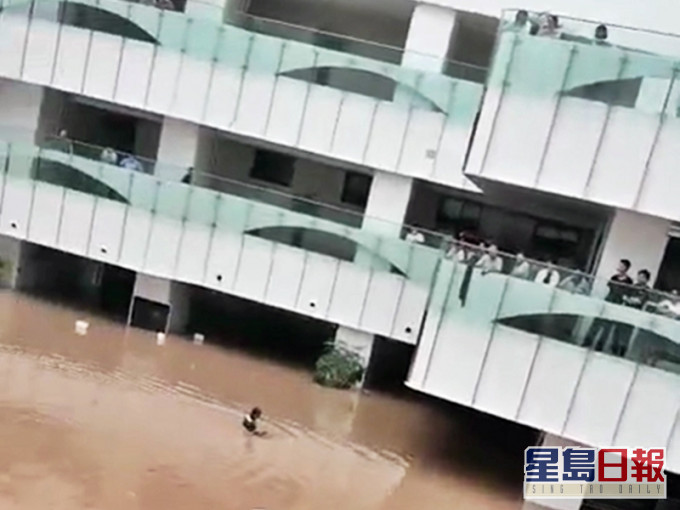 鄭州阜外華中心血管病醫院因積水未退而被困。網圖
