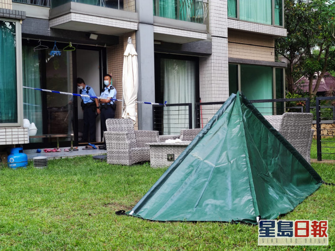警方用帳篷遮蓋屍體。