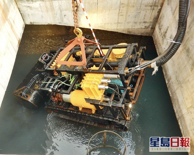 遙控清淤機械人進入淹浸箱形雨水渠。