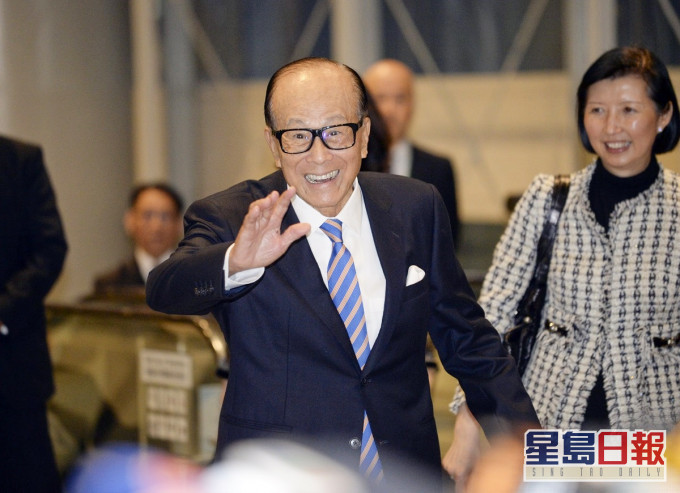 李嘉誠最近給商界好友和一些效力多年的老臣子,送上一份「小禮物」。資料圖片