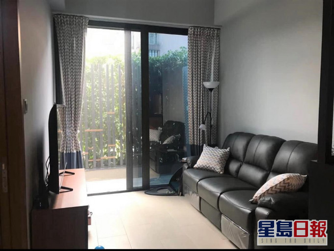 客廳一隅設落地玻璃門外連花園。
