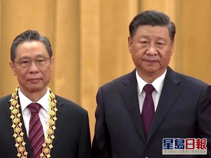 習近平(右)向鍾南山頒發「共和國勛章」。