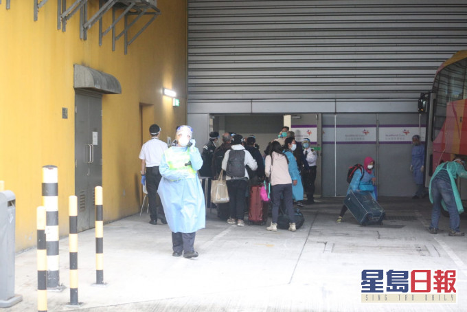 65名滞留秘鲁的香港居民前往亚博馆进行新冠病毒检测。