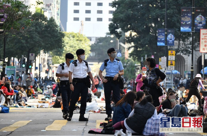 截至本月10日,各执法部门共向违反限聚令及口罩令的外佣,发出约100张告票。资料图片