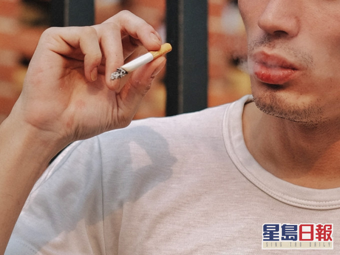 港男在家中露台食烟,遭楼上一个家庭投诉,对方更扬言会用「震楼器」对付他。unsplash图片(示意图)