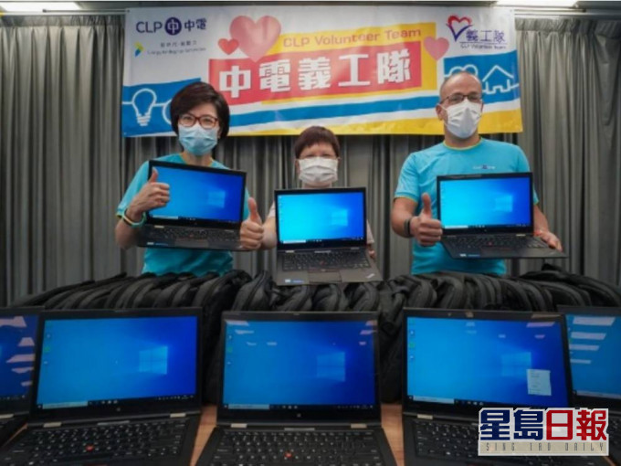 中華電力企業發展總裁莊偉茵（左一），捐贈 50 部二手電腦，支援基層學童電子學習需要。中電圖片
