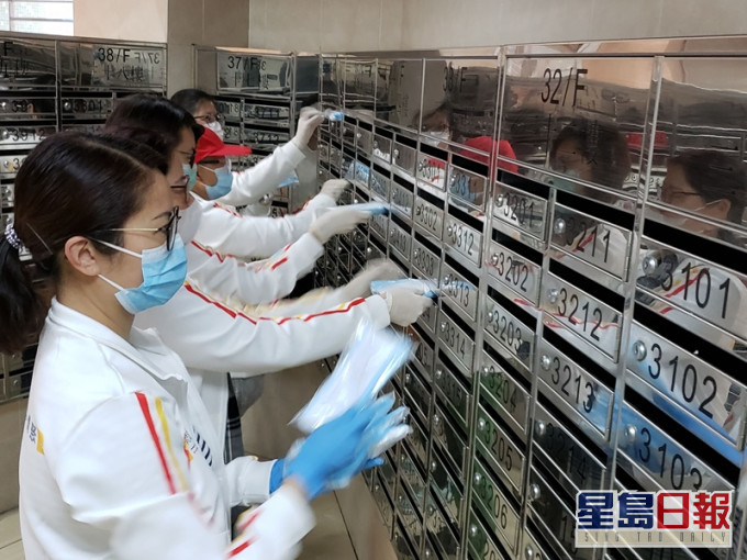 基滙資本民坊分配8000個口罩予石怡樓住戶。