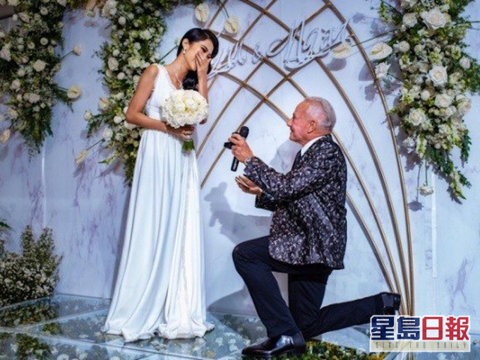 越南一名26岁女子高调与一名72岁美国富翁订婚。网图
