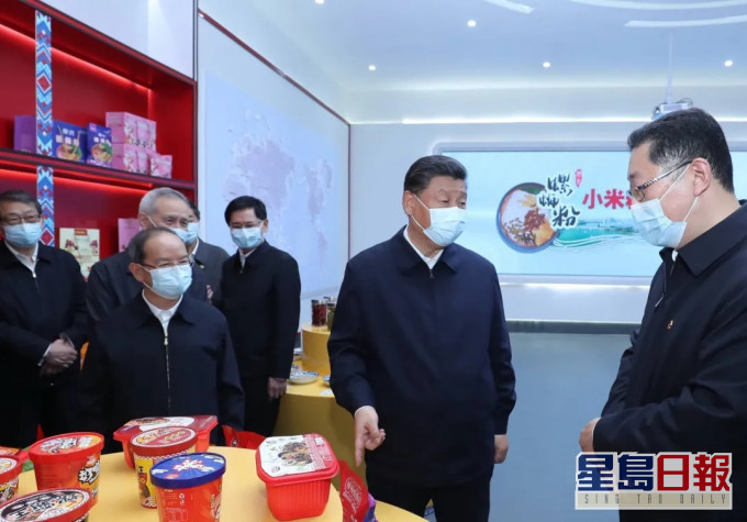 習近平來到柳州螺螄粉生產集聚區考察調研。 新華社圖片