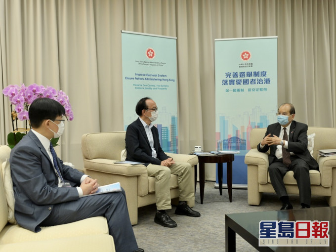 张建宗(右一)今日主持三场解说会,就完善香港特别行政区选举制度进行解说。政府新闻处图片