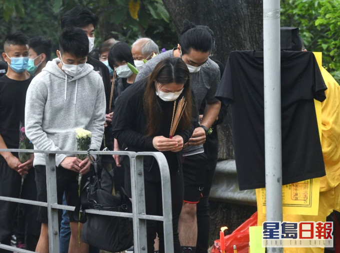 多名親友下午到意外現場拜祭。