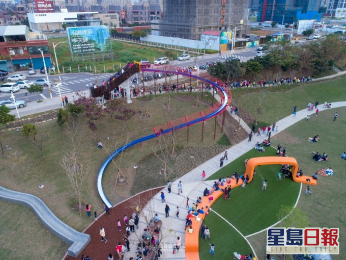 台灣桃園風禾公園50米長滾輪溜滑梯。