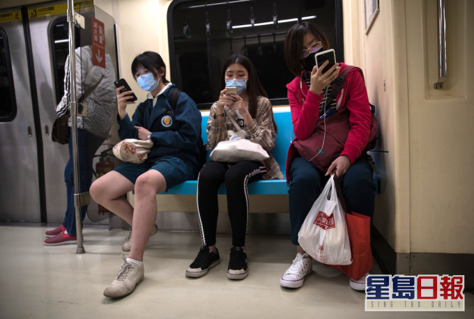 台湾宣布乘搭高铁台铁须戴口罩。 新华社图片