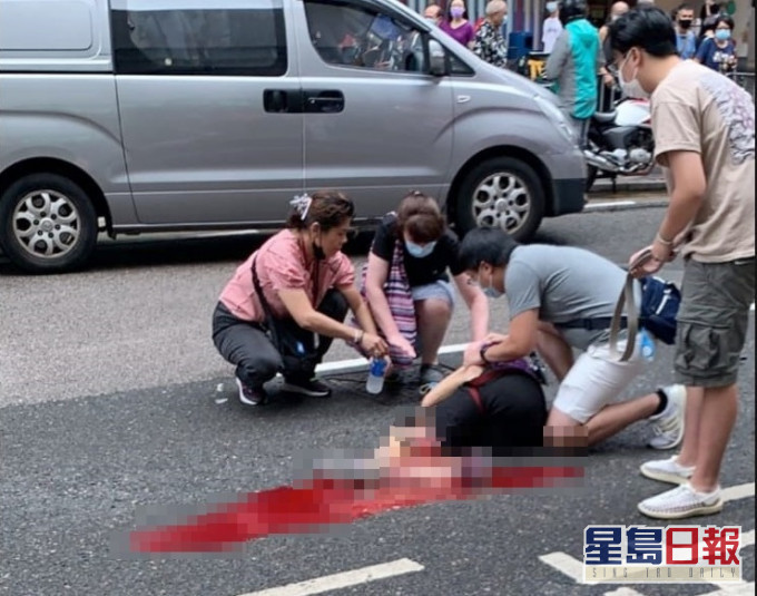 藍田過路老婦遭垃圾車撞,現場市民上前協助。讀者提供