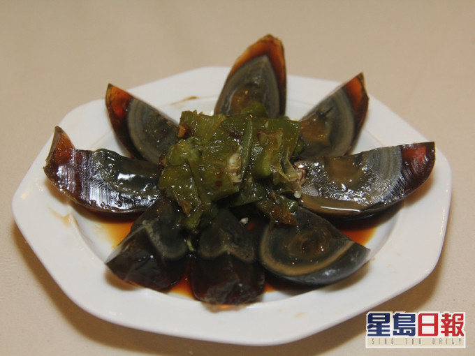 泰國一名露宿者因太餓闖進一間小食店,偷吃9顆皮蛋及狂灌10支汽水。資料圖片