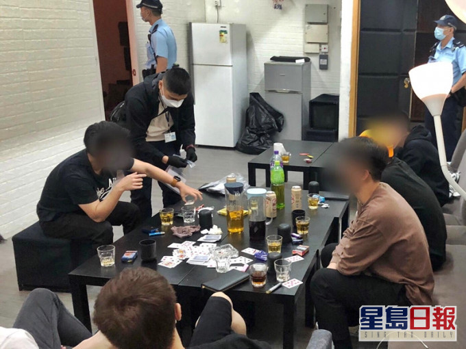 警方突擊搜查青衣葵德街一工業大廈單位,搗破一間無牌酒吧。警方圖片