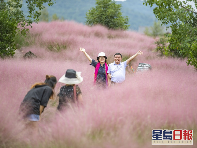 內地有地方政府呼籲民眾就地過節,以防疫情傳播。新華社資料圖片