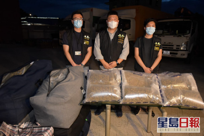 警方展示檢獲的毒品。