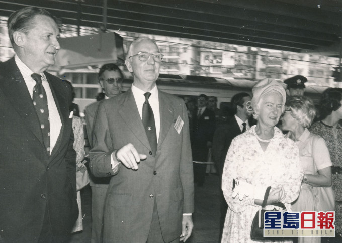 已故前港督麥理浩夫人鄧麗娉(右前)辭世,終年99歲。 資料圖片