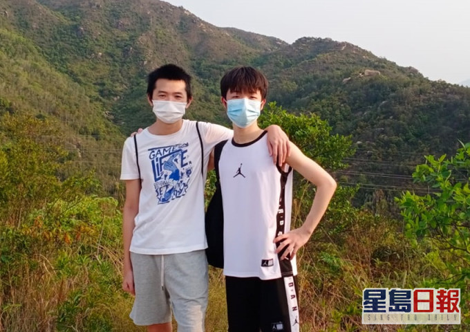 每次都要赶及下午回校上课,中五生霍杨升(左)指持续行山后,上课时更精神。受访者提供