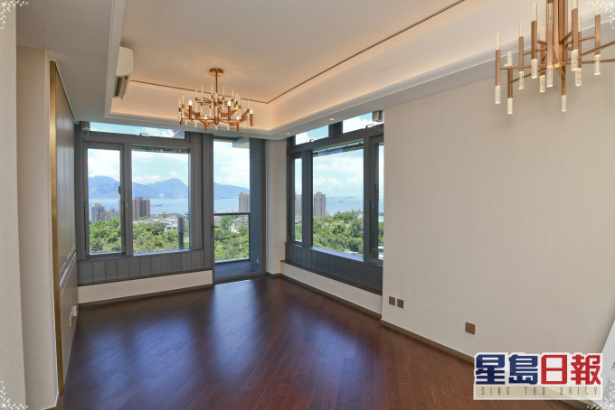 長形大廳空間寬闊實用，能容納多組家具。