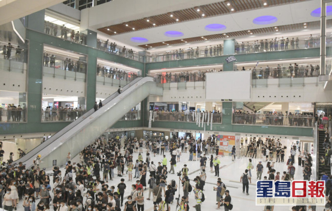 反修例风波期间,沙田新城市广场有多人聚集。 资料图片
