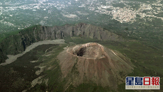 一名美國遊客在意大利維蘇威火山自拍時失足墮進人山口幸而獲救。iStock資料圖片