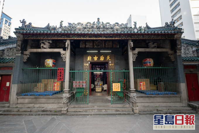 天后古廟正面,廟宇正脊飾有造於1914年的石灣陶塑。