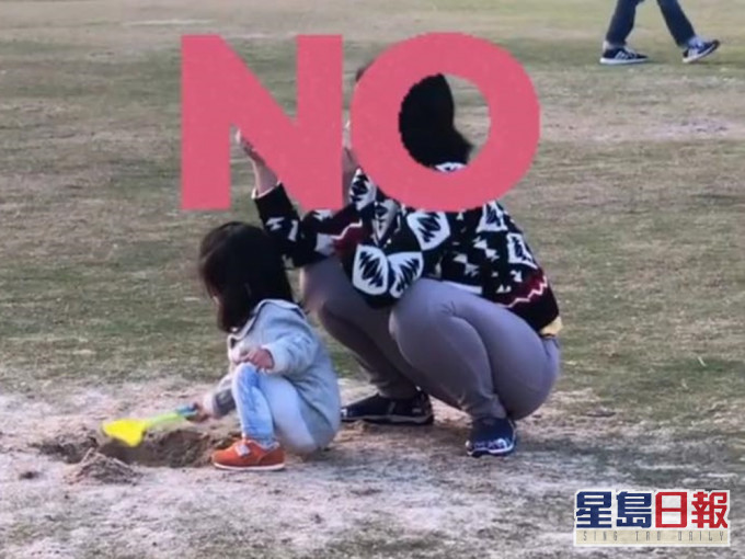 一名小朋友于草地上掘窿。生仔要考牌系列FB