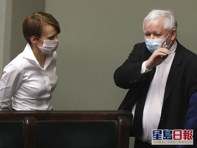 波蘭執政法律和正義黨領袖Jaroslaw Kaczynski和副總理Jadwiga Emilewicz昨日就押後大選事宜討論。AP