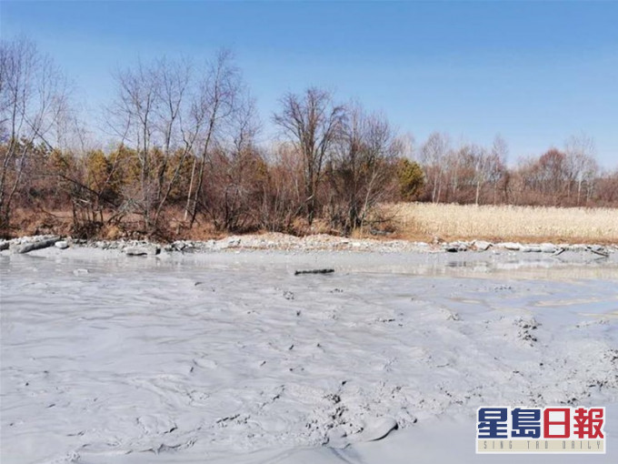黑龍江因礦砂洩漏事故,導致河流鋪滿礦漿。新華社圖片