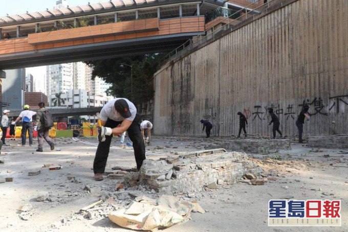 當日有市民清理路障。 資料圖片
