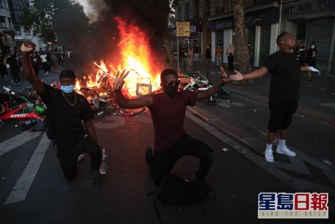 巴黎有人上街示威反歧视，部分人入夜后堵路放火。 AP