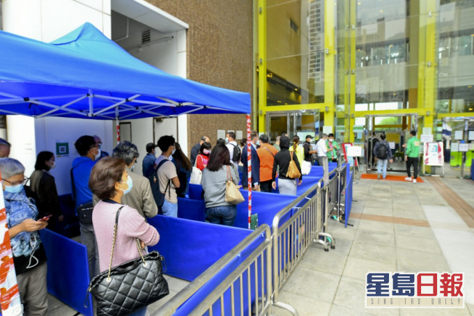 市民前往接種復必泰疫苗。