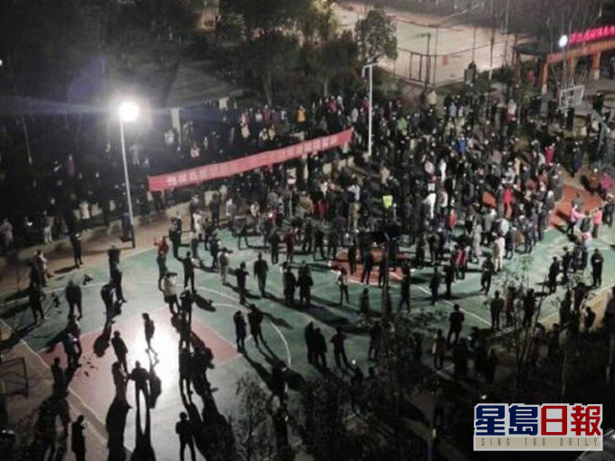 网传,海山物业的一个业主找到商家提供很便宜的爱心菜,但被当地超市举报。警察把业主带走,激起了民愤。(网图)