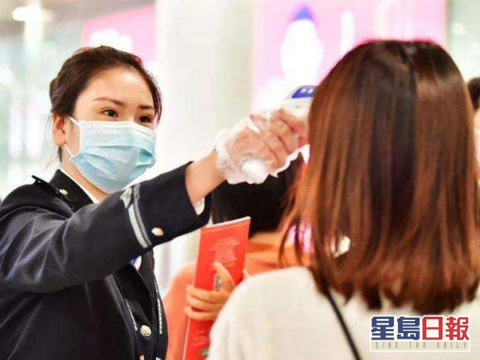 内地海关表示入境隐瞒疫情者最高罚3万,情节严重更会追究刑责。(网图)