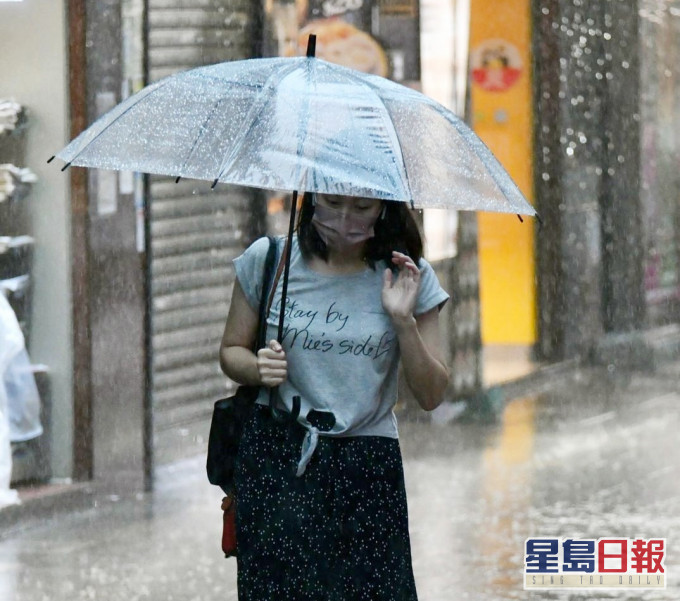 預測星期六多雲,有驟雨及雷暴。雨勢有時頗大。資料圖片