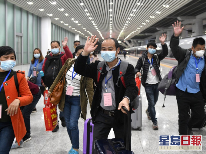 内地疫趋缓和不少工人由湖北返粤抵达广州南站复工。新华社