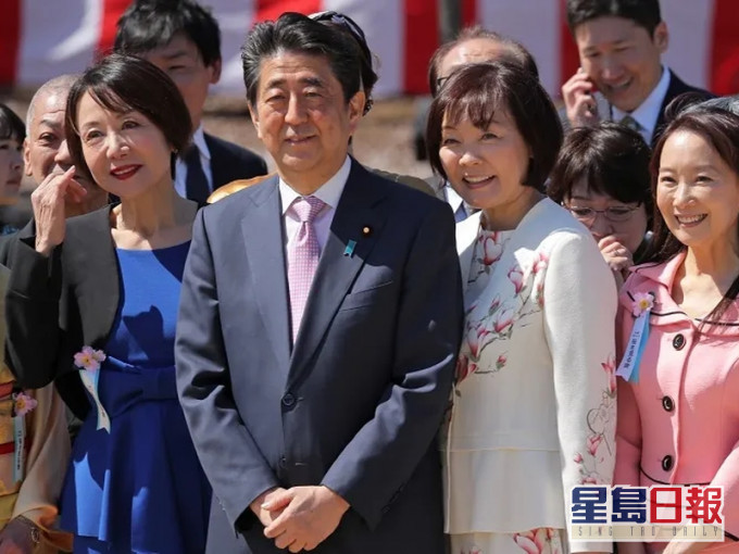 首相夫人聚眾賞櫻惹議,安倍遭議員質問全力護妻。(資料圖片)