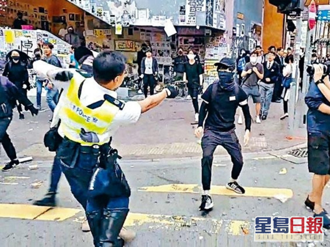 男子去年11月11日在示威现场被警员开枪击中。网上图片