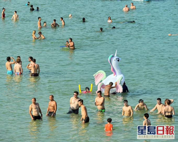 天文台提醒市民應慎防中暑,多補充水分。