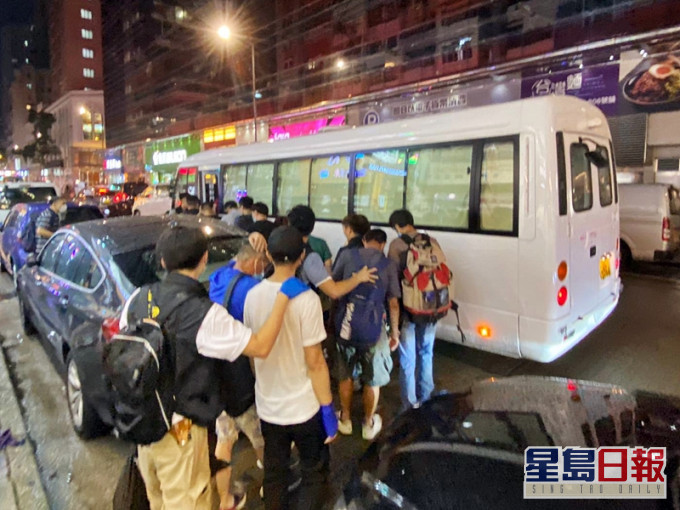 警方於行動中拘捕23男6女,年齡介乎23至64歲。警方圖片