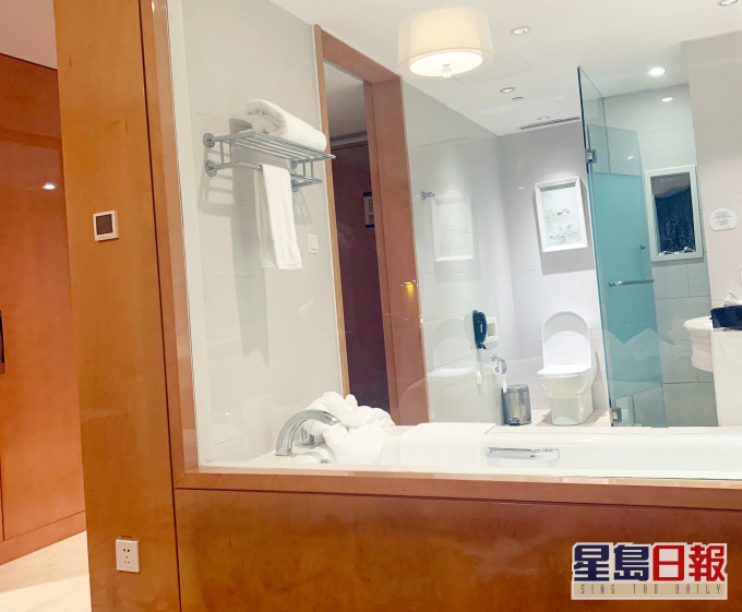 網民稱不能接受洗手間設透明玻璃間隔,感覺似酒店。網上示意圖片