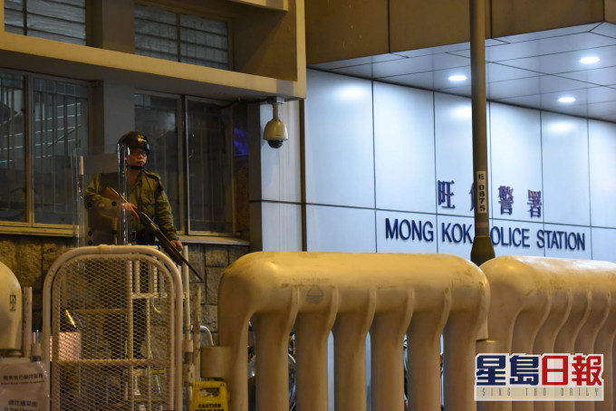 被告被指於去年9月在旺角警署外焚燒水馬。資料圖片
