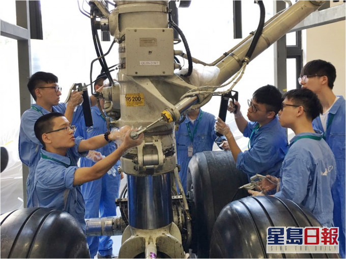修读飞机工程的学生正透过太古飞跃翱翔工作体验计画接受工作体验培训。太古图片