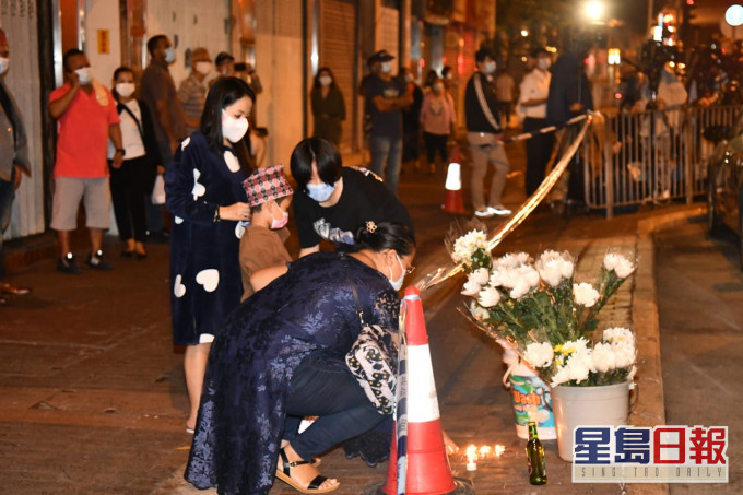 市民到大廈外拜祭死者。